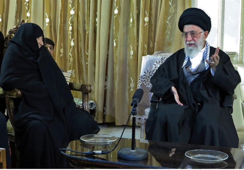 روایت دیدار امام خامنه‌ای با مادر ۴ شهید/ تمجید رهبری از عظمت مرحومه «خانیان»