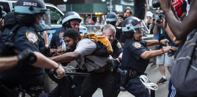 بازداشت بیش از ۲۵۰۰ نفر در اعتراضات آمریکا