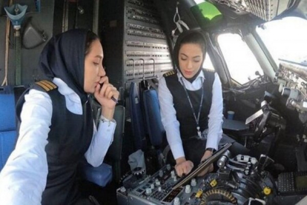 İranda ilk dəfə qadın pilotlar uçuş həyata keçiriblər