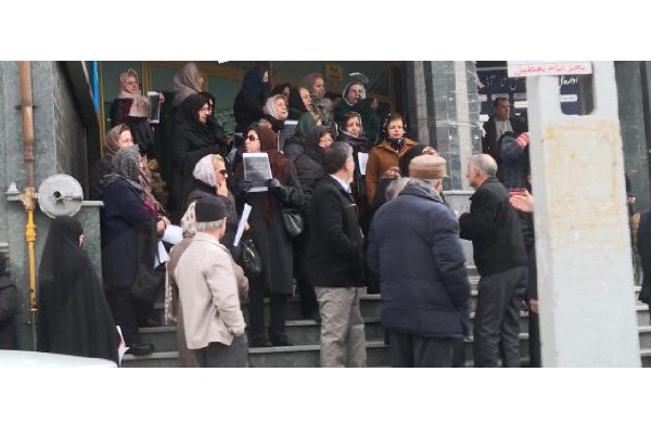 برخی از کارکنان بازنشسته آموزش و پرورش آذربایجان شرقی در مقابل این اداره کل تجمع کردند