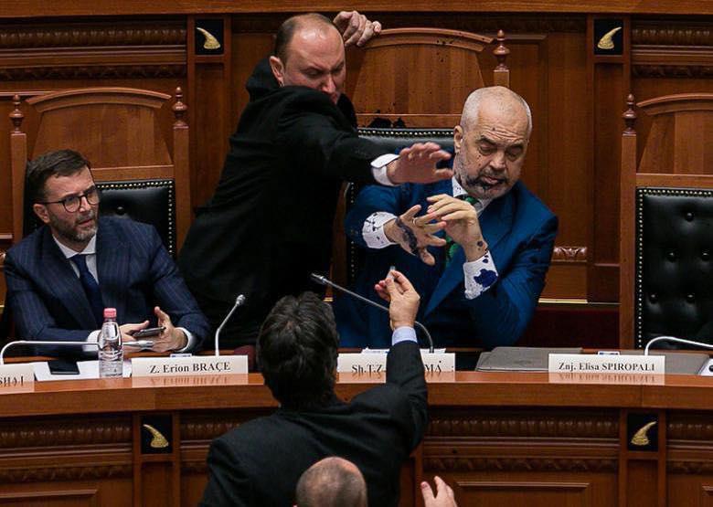 درگیری در پارلمان آلبانی و پاشیدن جوهر بر روی نخست وزیر