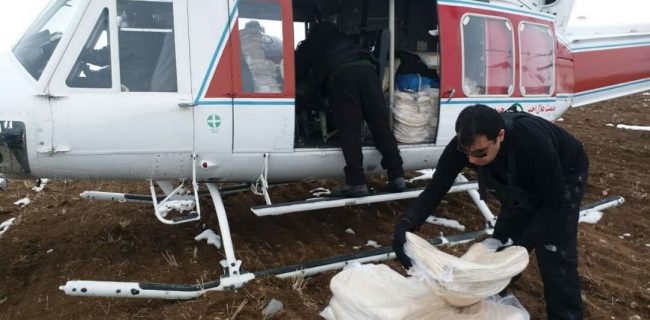 امدادرسانی به مردم روستاهای برفگیر میانه توسط بالگرد
