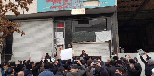تجمع اعتراضی دانشجویان دانشگاه سهند در مقابل دفتر بیمقدار