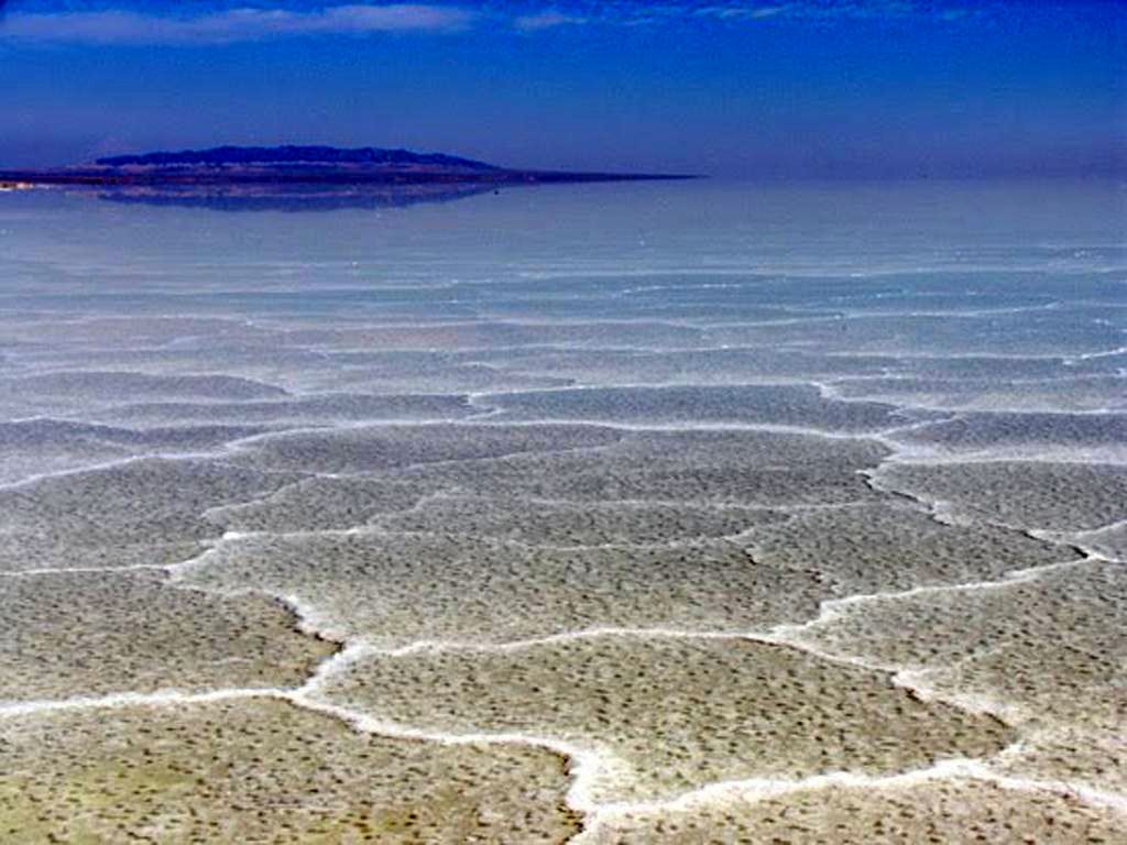 بحران دریاچه نمک  قم زندگی ۲۵ میلیون نفر از مردم کشور را تهدید می‌کند