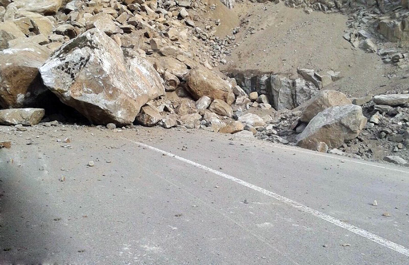 جاده قم تهران به دلیل ریزش کوه مسدود است