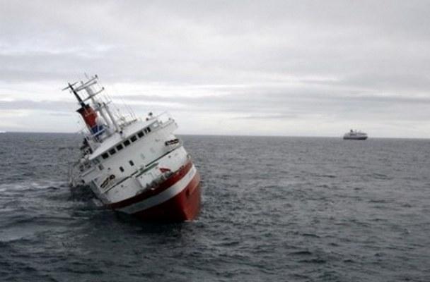 کشتی شباهنگ ایران در سواحل لنکران دچار سانحه شد