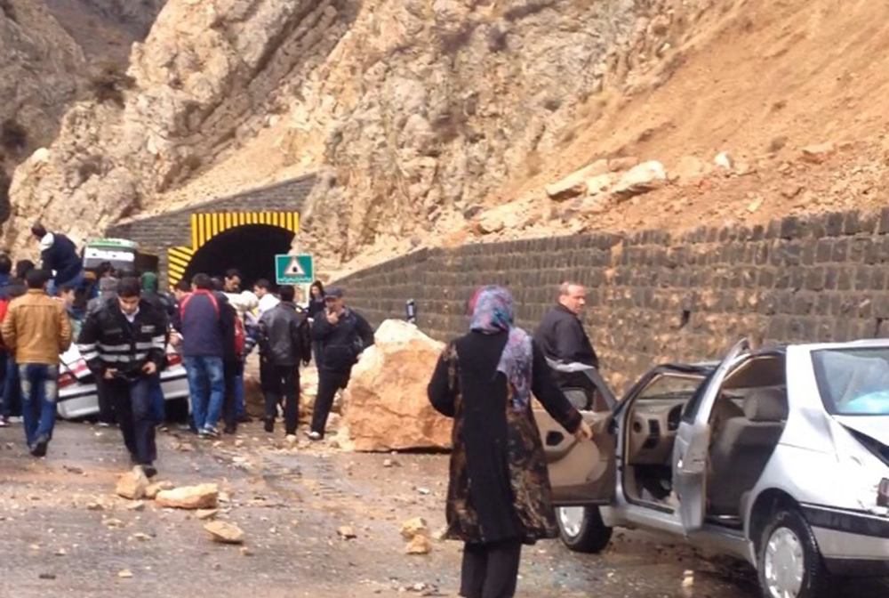 ریزش کوه و بارش باران ۳ مسیر خوزستان را مسدود کرد