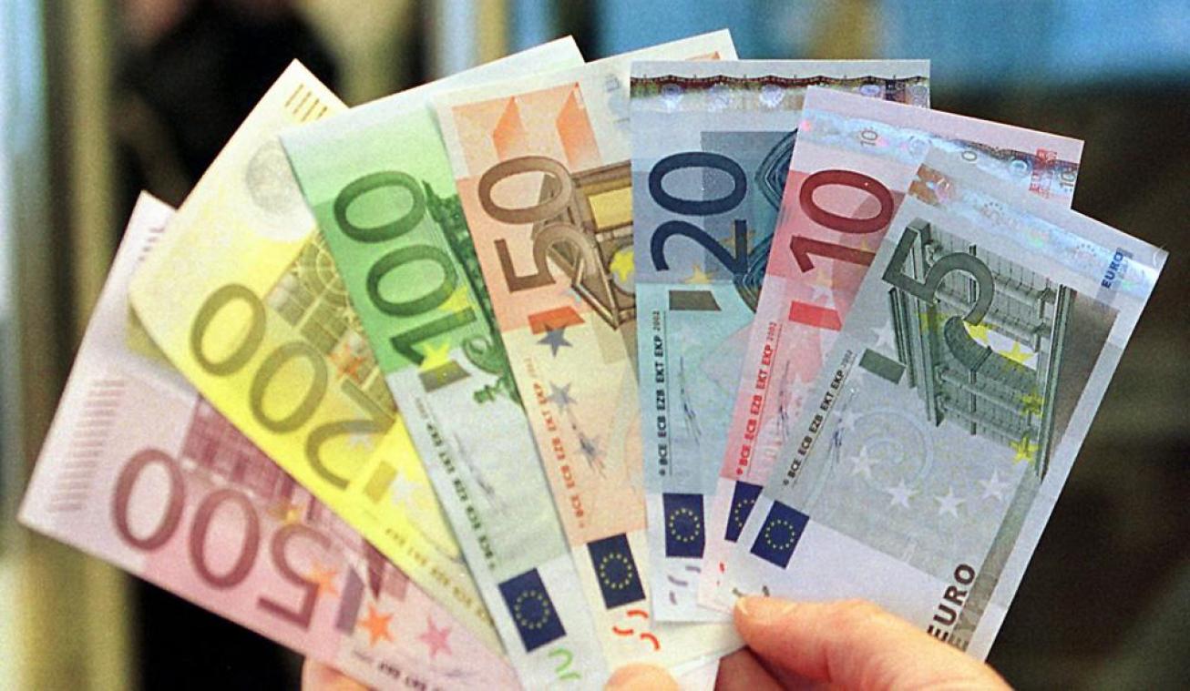 قیمت رسمی یورو و پوند کاهش یافت /ثبات در قیمت دلار